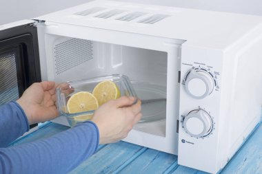 Yeni beyaz mikrodalga fırın, mavi ahşap yüzeye Isıtma için