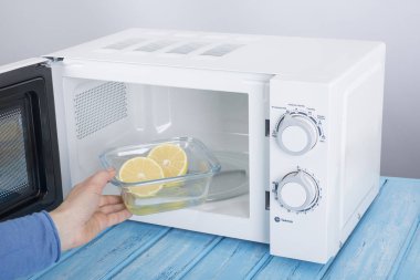 Yeni beyaz mikrodalga fırın, mavi ahşap yüzeye Isıtma için