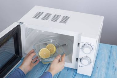 Yeni beyaz mikrodalga fırın, mavi ahşap yüzeye Isıtma için