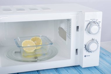 Yeni beyaz mikrodalga fırın, mavi ahşap yüzeye Isıtma için