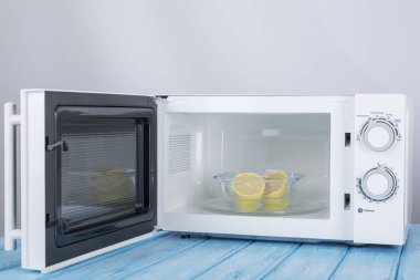 Yeni beyaz mikrodalga fırın, mavi ahşap yüzeye Isıtma için