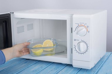 Yeni beyaz mikrodalga fırın, mavi ahşap yüzeye Isıtma için