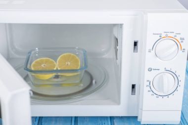 Yeni beyaz mikrodalga fırın, mavi ahşap yüzeye Isıtma için