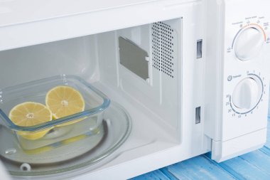 Yeni beyaz mikrodalga fırın, mavi ahşap yüzeye Isıtma için