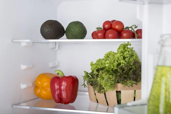 Nevera abierta llena de frutas y verduras frescas — Foto de Stock