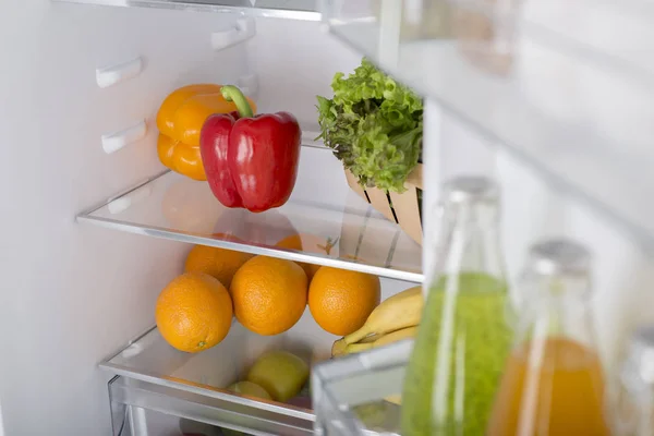 Nevera abierta llena de frutas y verduras frescas — Foto de Stock