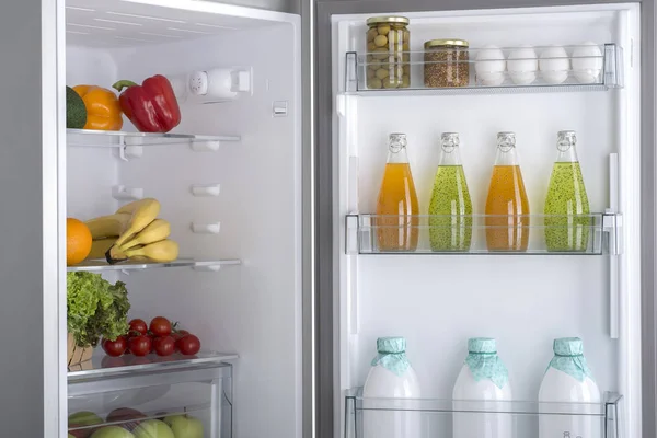 Offener Kühlschrank voller frischem Obst und Gemüse — Stockfoto