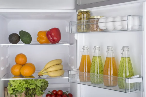 Offener Kühlschrank voller frischem Obst und Gemüse — Stockfoto