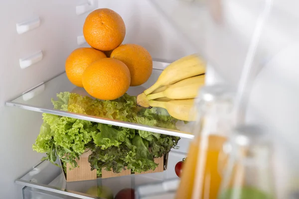 Nevera abierta llena de frutas y verduras frescas — Foto de Stock