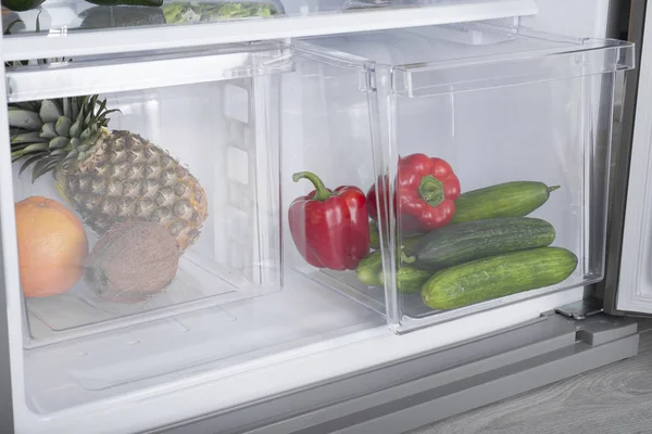 Otevřené lednice plná čerstvého ovoce a zeleniny — Stock fotografie