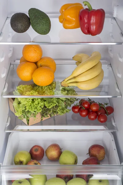 Offener Kühlschrank voller frischem Obst und Gemüse — Stockfoto