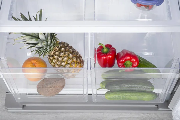 Offener Kühlschrank voller frischem Obst und Gemüse — Stockfoto