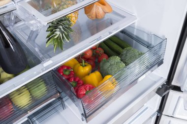 Açık buzdolabı taze meyve ve sebze dolu
