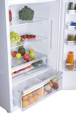 Açık buzdolabı taze meyve ve sebze dolu