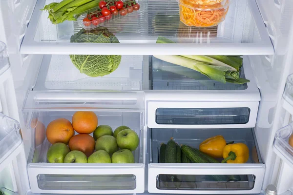 Otwórz lodówka pełna świeżych owoców i warzyw — Zdjęcie stockowe
