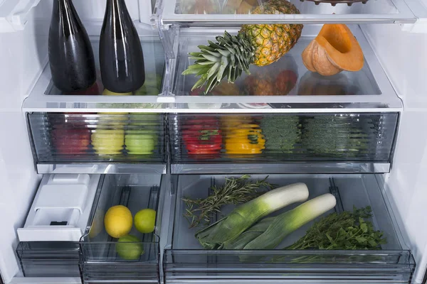 Offener Kühlschrank voller frischem Obst und Gemüse — Stockfoto