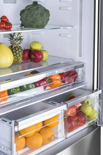 Öppna kyl full av färska frukter och grönsaker — Stockfoto