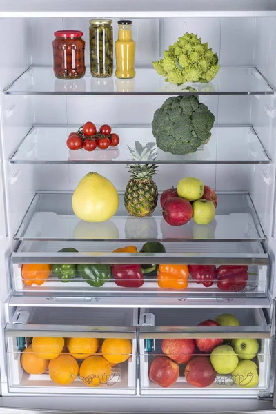 Buka kulkas penuh buah-buahan dan sayuran segar — Stok Foto