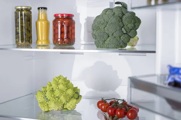 Açık buzdolabı taze meyve ve sebze dolu — Stok fotoğraf