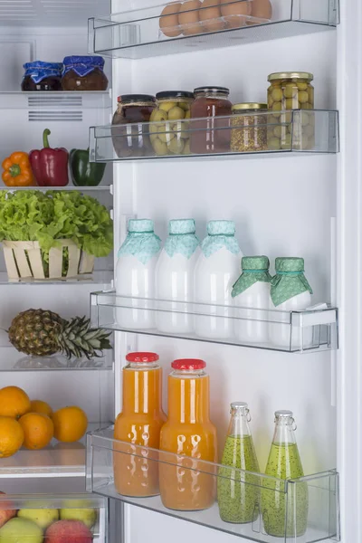 新鮮な果物や野菜の完全オープン冷蔵庫 — ストック写真