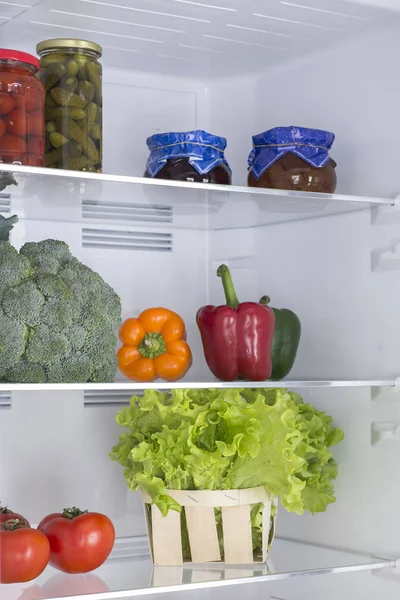 Nevera abierta llena de frutas y verduras frescas — Foto de Stock