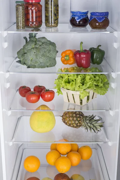 오픈 냉장고 가득한 신선한 과일과 야채 — 스톡 사진
