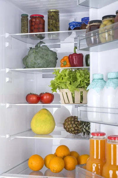 Offener Kühlschrank voller frischem Obst und Gemüse — Stockfoto