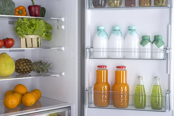 Offener Kühlschrank voller frischem Obst und Gemüse — Stockfoto
