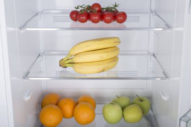 Açık buzdolabı taze meyve ve sebze dolu