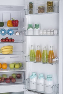 Açık buzdolabı taze meyve ve sebze dolu
