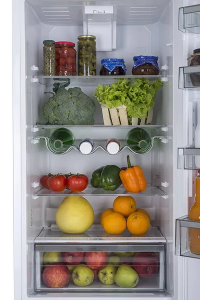 Nevera abierta llena de frutas y verduras frescas — Foto de Stock