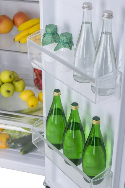 Offener Kühlschrank voller frischem Obst und Gemüse — Stockfoto