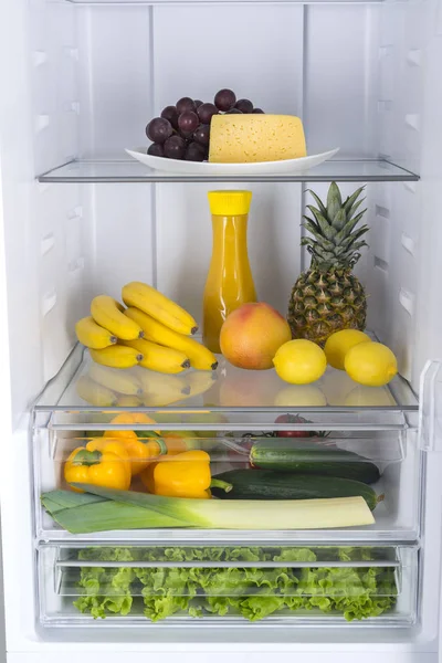 Открытый холодильник, полный свежих фруктов и овощей — стоковое фото