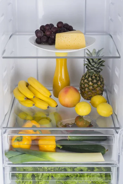 Frigorífico aberto cheio de frutas e legumes frescos — Fotografia de Stock