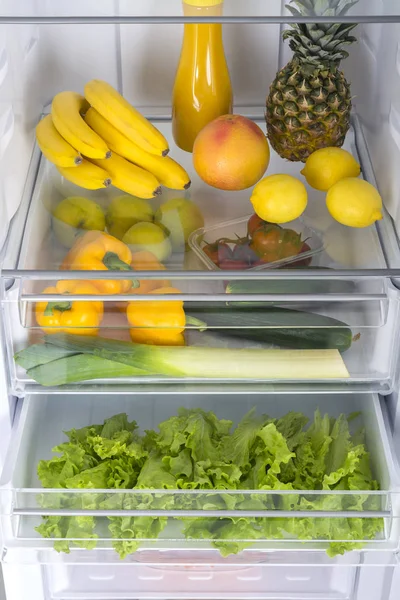 Réfrigérateur ouvert plein de fruits et légumes frais — Photo