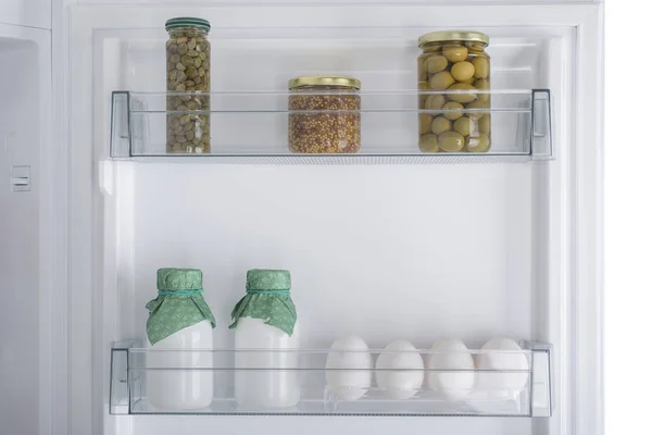 Avaa jääkaappi täynnä tuoreita hedelmiä ja vihanneksia — kuvapankkivalokuva
