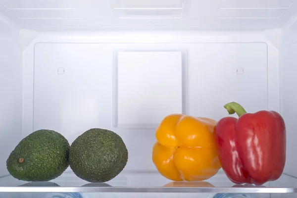 Frigorífico aberto cheio de frutas e legumes frescos — Fotografia de Stock