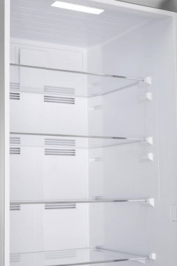 Beyaz Arka Plan üzerine izole buzdolabı. Modern Mutfak ve Do