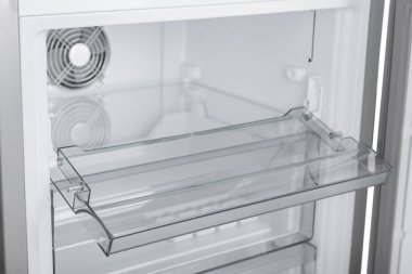 Beyaz Arka Plan üzerine izole buzdolabı. Modern Mutfak ve Do