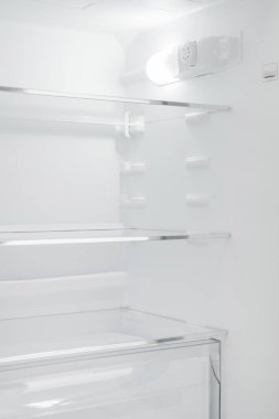 Beyaz Arka Plan üzerine izole buzdolabı. Modern Mutfak ve Do
