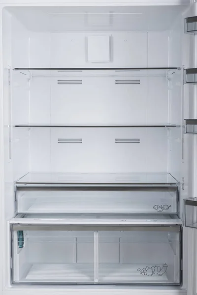 Kulkas terisolasi di White Background. Dapur Modern dan Do — Stok Foto