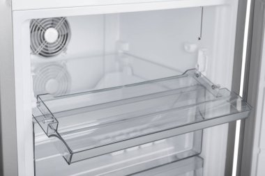 Beyaz Arka Plan üzerine izole buzdolabı. Modern Mutfak ve Do