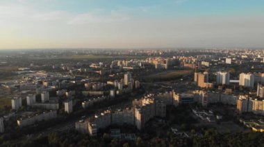 Kyiv, Ukrayna. Doğu Avrupa 'nın ünlü tatil beldesi. Video 4K görüntüsü. Hava aracı üst yaşam süresi.