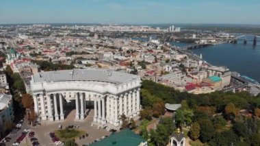 Kyiv, Ukrayna. Doğu Avrupa 'nın ünlü tatil beldesi. Video 4K görüntüsü. Hava aracı üst yaşam süresi.