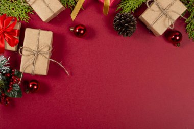 Yaratıcı Noel konsepti. Kırmızı arkaplan.