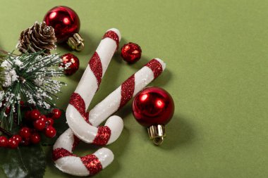 Yaratıcı Noel konsepti. Yeşil arkaplan.