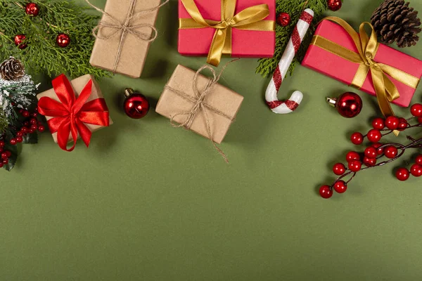 創造的なクリスマスの概念 緑の背景 — ストック写真