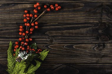 Siyah ahşap arka planda kozalak detayı olan ökseotu. Noel konsepti.