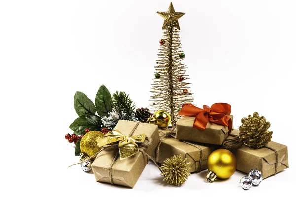 Verschillende Geschenken Beige Kleur Gestapeld Witte Achtergrond Met Kerstversiering Kleine — Stockfoto