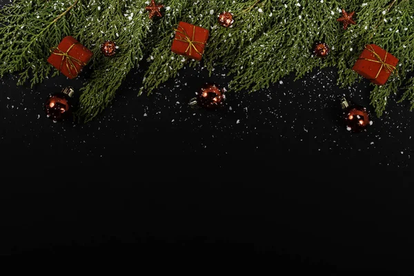 クリスマスの構図 黒を背景に赤いクリスマスの装飾品 贈り物や雪を持つガーランド クリスマス 新年のコンセプト フラットレイアウト トップビュー コピースペース — ストック写真